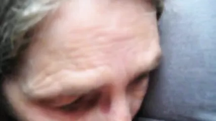 Старуха сосет и дрочит мой член в машине