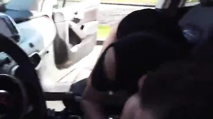 Очкарик ебет кокетливую бабу в машине и рядом с ней