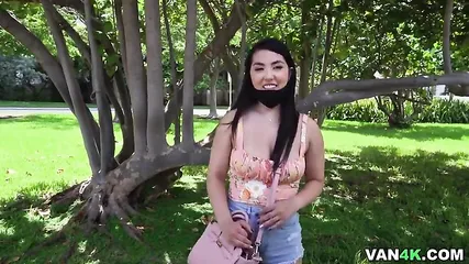 Пикапер познакомился с девушкой на улице и пригласил в авто потрахаться