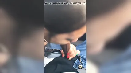 Пухленькая милф в одежде отсасывает негру большой хуй в машине и пускает густые слюни