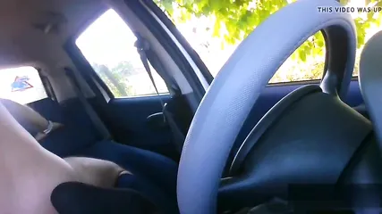 Мужик жестко трахает в попку чужую жену в авто и снимает измену на скрытую камеру