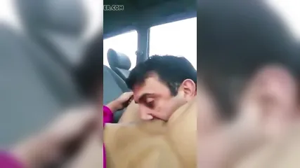 Черноволосый любовник страстно вылизывает письку чужой жене в просторном салоне такси