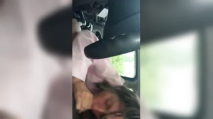 Потрепанная старушка с безумной страстью отсасывает большой черный хуй в автомобиле