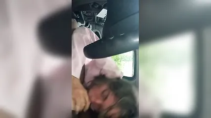 Потрепанная старушка с безумной страстью отсасывает большой черный хуй в автомобиле