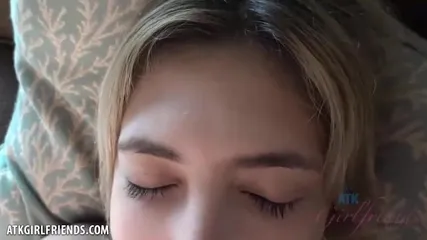 Мужик дрочит пизду молодой любовнице в машине и трахает в киску на свежем воздухе