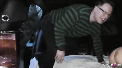 Потрепанная черноволосая проститутка с пышными дойками удовлетворяет мужиков в просторной тачке