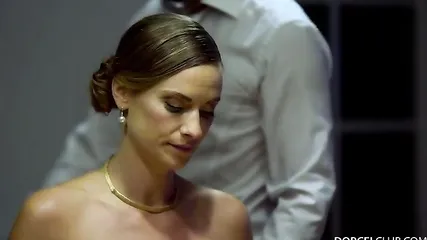 Анальная жена с длинными ногами удовлетворяет любовника на капоте перед муженьком