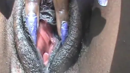 Жирная негритянка с длинными ногтями дрочит лохматую пизденку в просторной машине