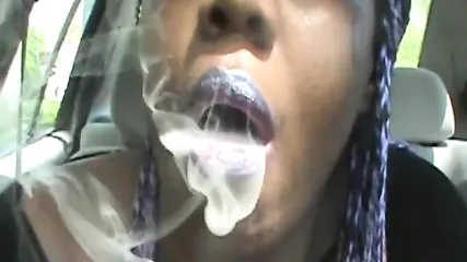 Жирная негритянка с длинными ногтями дрочит лохматую пизденку в просторной машине