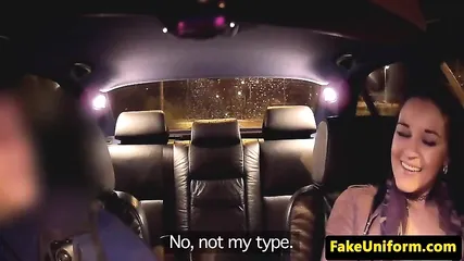 Стройная брюнетка отсасывает водителю такси хуй в машине и пожирает густую сперму