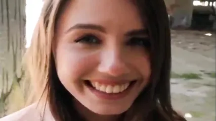 Молоденькая красотка вылизывает грязный анус и страстно ебется с другом в дорогой машине