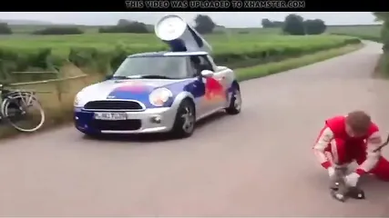 Молоденькая красотка вылизывает грязный анус и страстно ебется с другом в дорогой машине