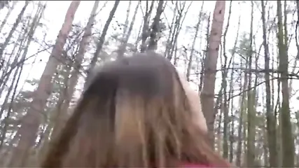 Молоденькая красотка вылизывает грязный анус и страстно ебется с другом в дорогой машине