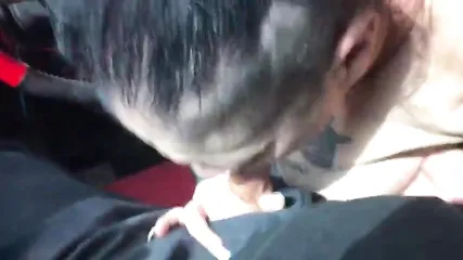 Жирная мамочка в наколках сосет хуй в машине и сексуально трясет большими дойками