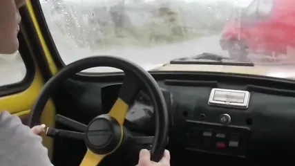 Эротичная студентка с красивыми ступнями любит жать педаль газа в дорогих машинах