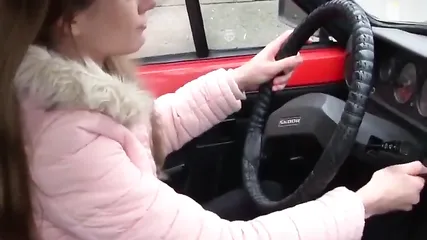 Эротичная студентка с красивыми ступнями любит жать педаль газа в дорогих машинах